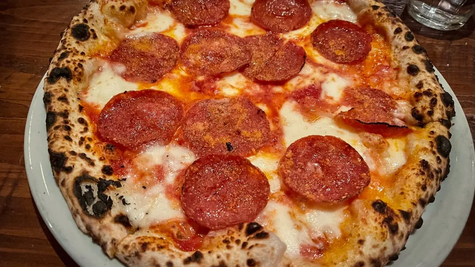 Neapolitanische Salami-Pizza mit knusprigem, geflecktem Rand
